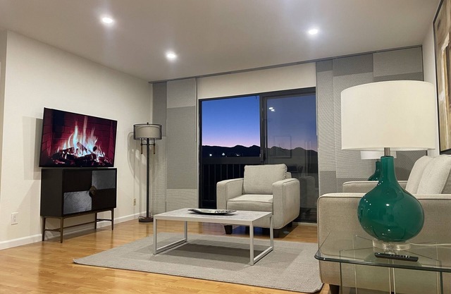 Delightful, Sunny 2-BD 2-Bath Central Glendale, huge balcony and mountain views