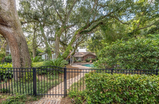 Delightful Pet Friendly Cottage in East Beach Neighborhood with Swimming Pool