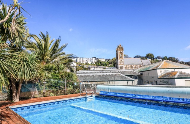 DELMONTE LODGE, pet friendly, character holiday cottage in Torquay