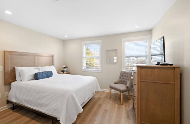 Deluxe 1 Queen Bed Oceanview Hideaway