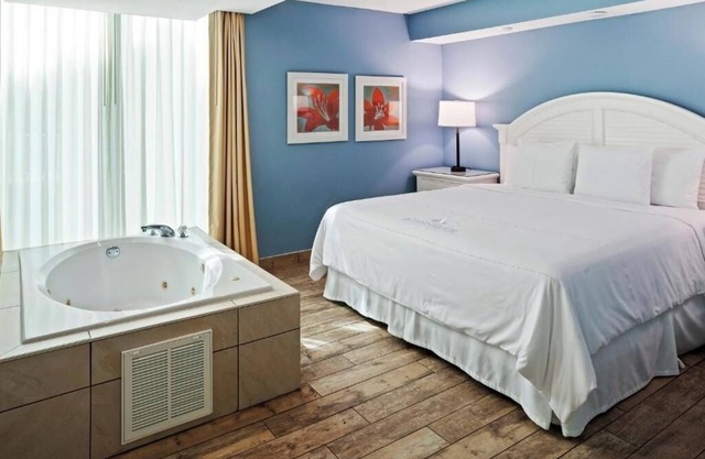 Deluxe 1BR Oceanfront Condo w/Balcony, Full Kitchen, Pool Access & Beach Nearby