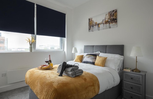 Deluxe 2 bed, 2 bathroom Milton Keynes apartment within walking distance to train station and City centre.