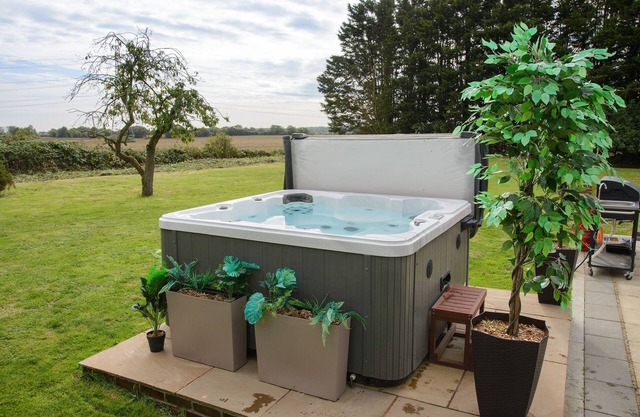 Deluxe 2 Bed Versace Hottub Skytv