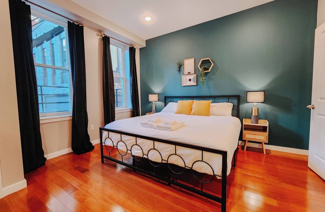 Deluxe/2 King Beds/65" TV/Jefferson Hospital