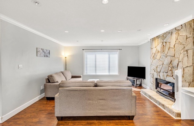 Deluxe 3 Bed 2 Bath entire upper portion of the house