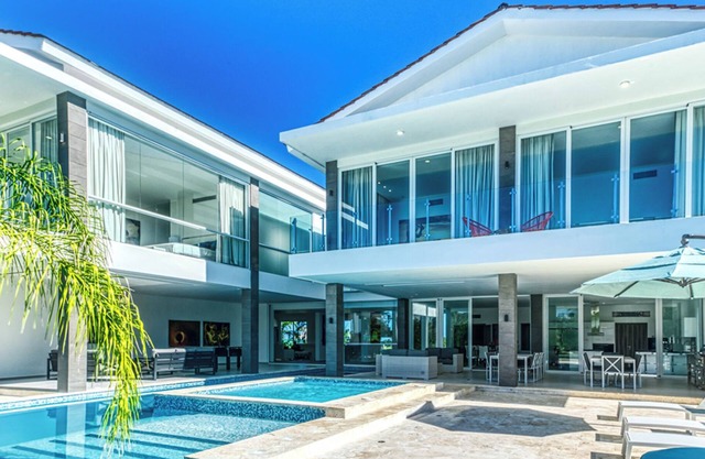 Deluxe 6-bedroom villa in gorgeous Punta Cana with AC Wifi Golf Cart