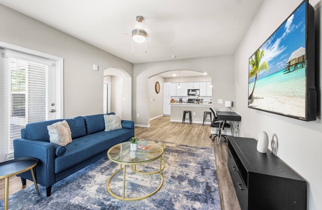 Deluxe and Spacious Condo w/Pool, Gym and Laundry