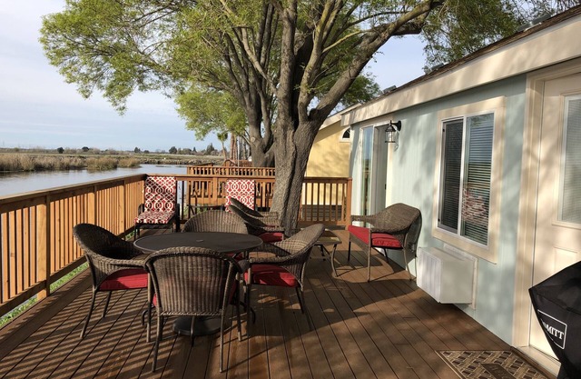 Deluxe "Delta" Vacation Bungalow in private marina on the California Delta