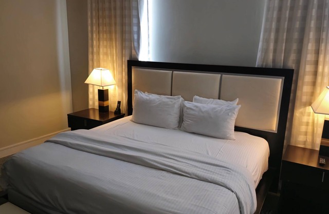 Deluxe Doral Studio Sleeps 4, Kitchen, Pool