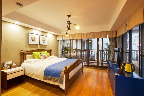 Deluxe Double Balcony King Room Bathtub