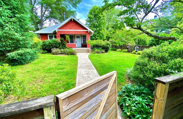 Deluxe Downtown Bungalow - fenced in yard, pet friendly.