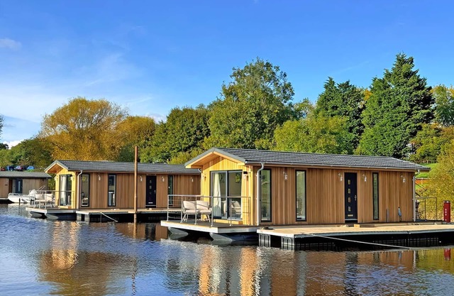 Deluxe Floating Lodge