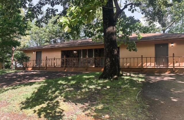 Deluxe Four Bedroom Relaxing Bungalow w/Two Kitchens!