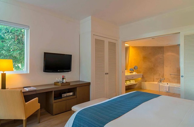 Deluxe Garden King at Hotel Paracas | w/Outdoor Pool & Minutes to Chaco Beach