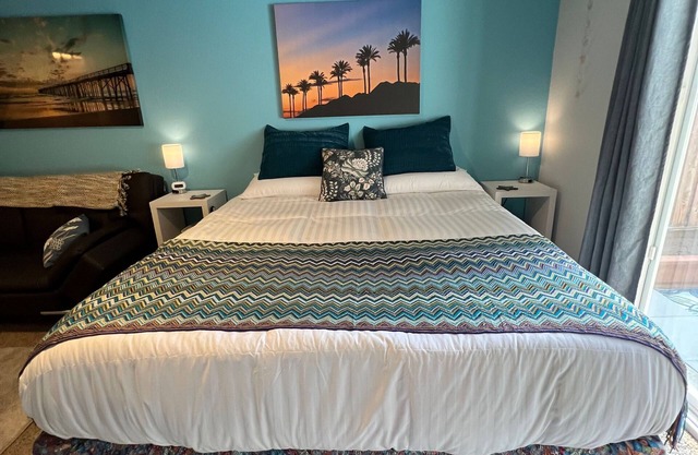 Deluxe Guest Suite w/private yard, king bed, sofa bed, desk, next to a park!