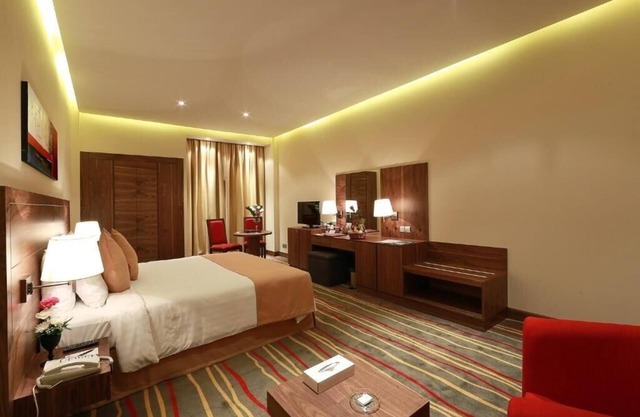 Deluxe King Room Near Al Reem Tower By Luxury Bookings