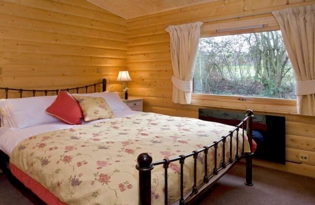 Deluxe Lodge with River view and Garden at Cherbridge Lodges – Riverside lodges
