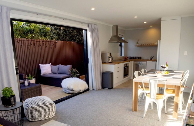 Deluxe, Modern Townhouse In Central Location - 3 Bedrooms All With Ensuite