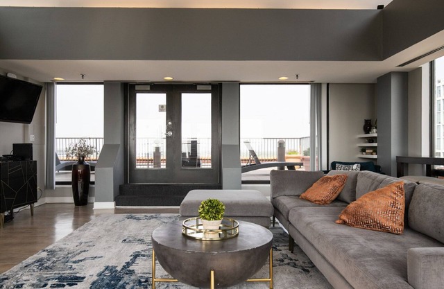 Deluxe Oak Park 1BR w/Lounge & Roof, nr Downtown, by Blueground