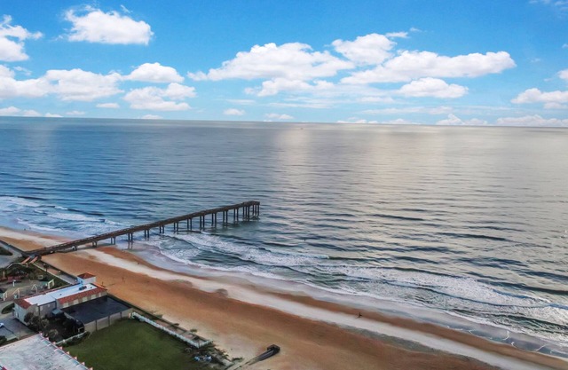 Deluxe ocean-view, poolside, first floor flat with 2 bedrooms, 2 baths