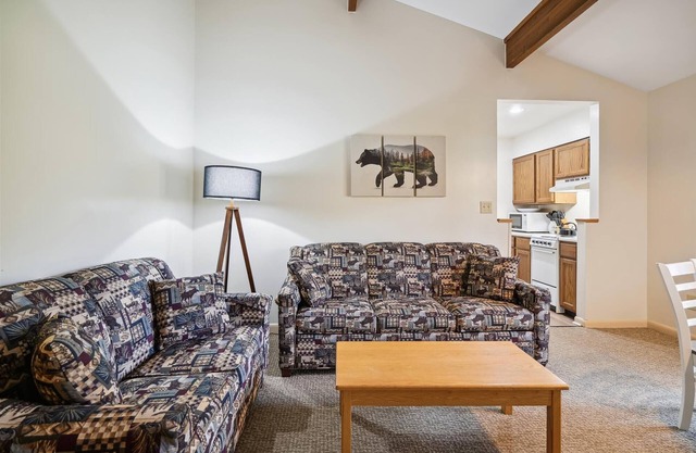 Deluxe One Bedroom Queen Suite on the 2nd floor with outdoor heated pool 202