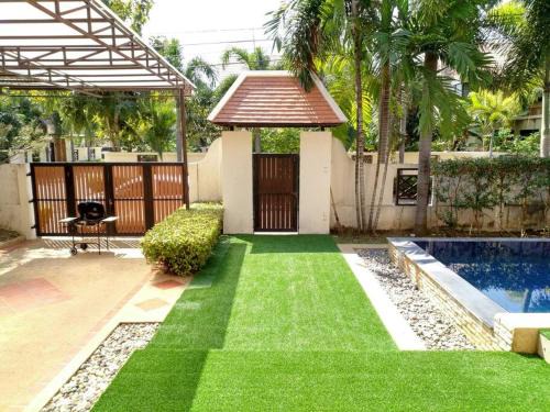 Deluxe Pool Villa close to Beach and Walking Street!