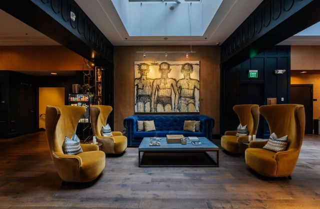 Deluxe Queen | Vibrant Locale + Pulitzer Display