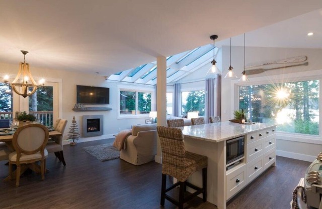 Deluxe romantic couple cottage overlooking the ocean