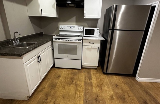 Deluxe Room Close to Restaurants, Plaza, Shopping, Gym & Colleges