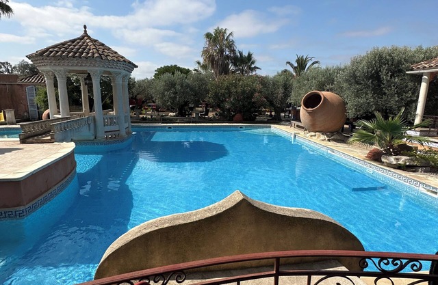 Deluxe room, studio size facing the pool with private terrace