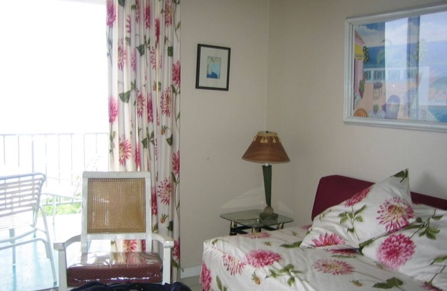 Deluxe Studio Condo Overlooking Bay