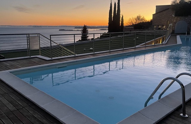 Deluxe Sunrise Sky Terrace, Design Apartment & Fantastic Lake View M1
