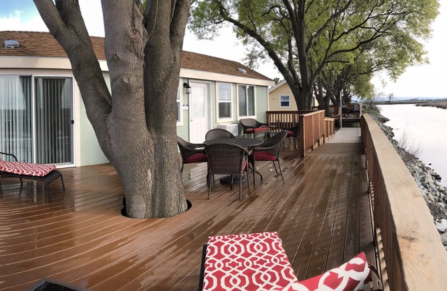 Deluxe "Sunset" Vacation rental in private marina on the California Delta