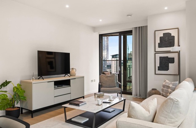 Deluxe two bedroom Canary Wharf apartment with river views