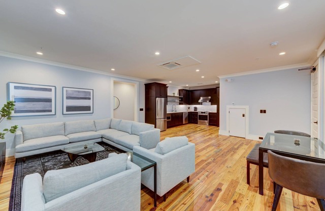 Deluxe Two Bedroom Suite - Steps to King Street