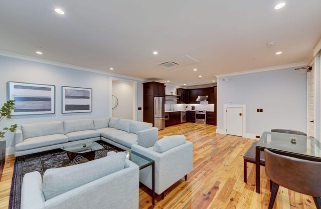 Deluxe Two Bedroom Suite - Steps to King Street