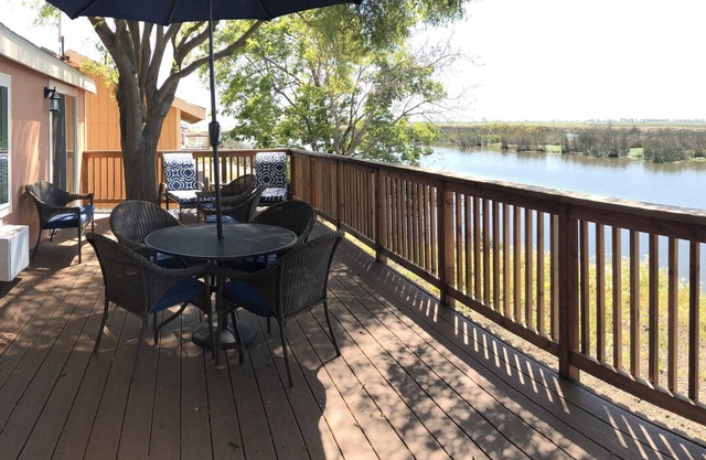 Deluxe "Waterfront" Vacation Bungalow on the River