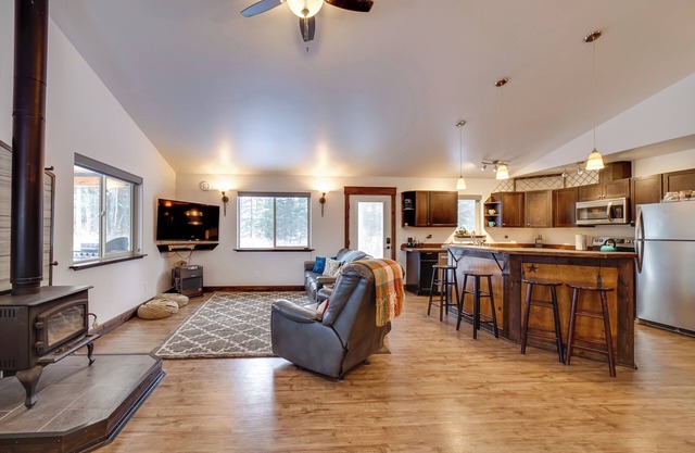 Denali Basecamp: Cozy Talkeetna Chalet w/Fire Pit