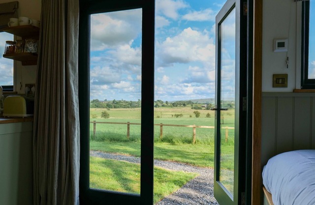 DENHAM'S REST, character holiday cottage, with a garden in Gisburn