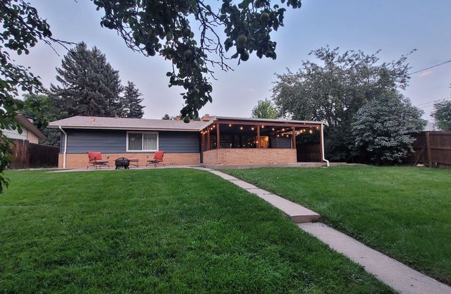 ♡Denver-Central: Cozy Bungalow w/dual fireplace, open kitchen & private yard