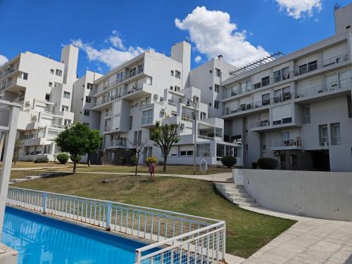 Departamento de 1 dormitorio amoblado con cochera y pileta