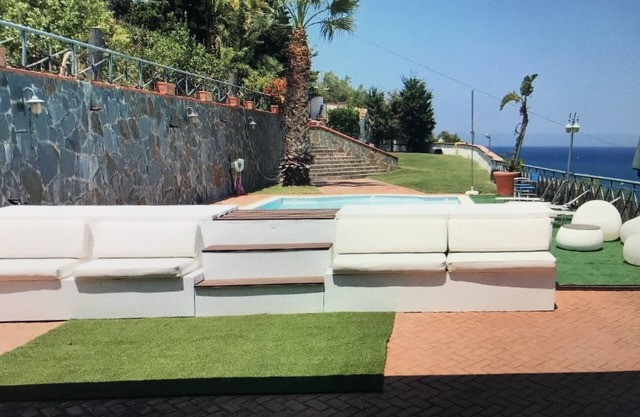 Dependance of 100 square meters, with swimming pool shared with the owners.