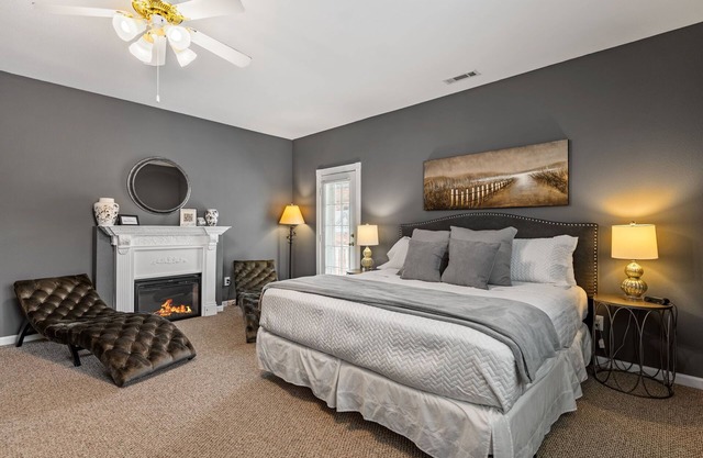 *Depot*Downtown Blue Ridge|Southern Charm Suites