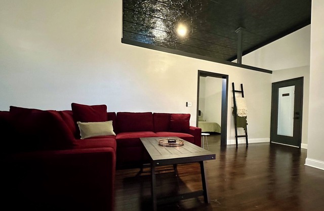 Depot Suite - Ground-Floor Historic Loft on Katy Trail, 4 Mins to Hermann Wineries