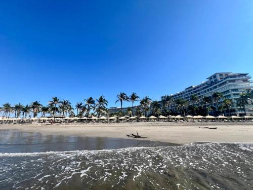 Depto en la playa con toboganes, juegos y restaurantes