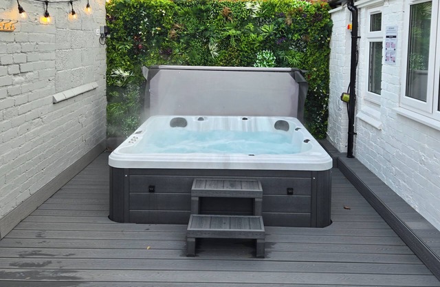 Derby City Centre Apartment with Roof Top Hot Tub
