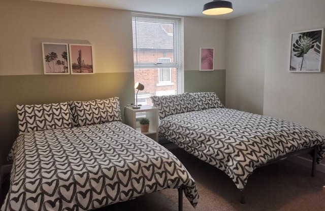Derby Pride Park 3 bedrooms 5 beds CONTRACTORS family GROUP STAY- FREE PARKING