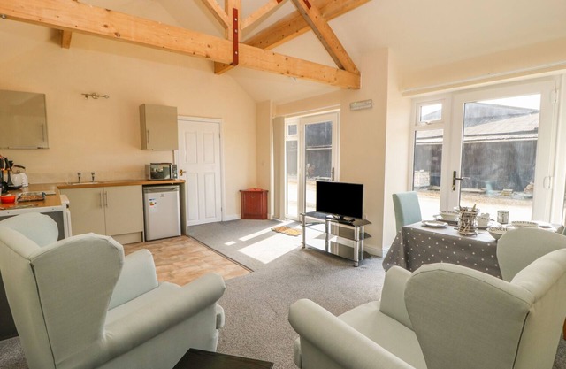 DERWENT HOUSE FARM, pet friendly, character holiday cottage in Malton