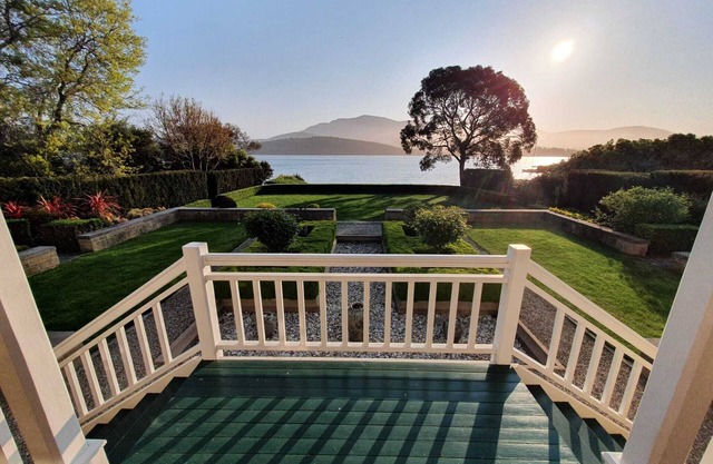 Derwent River Villa - the ultimate beach hotel, Hobart