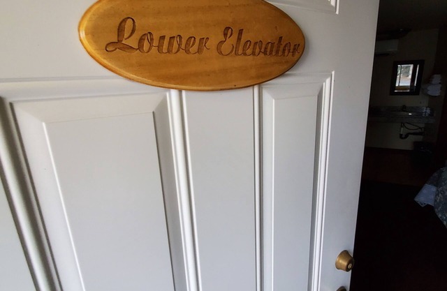 Deschutes Motel - Lower Elevator - Queen Suite w/1 Queen Bed
